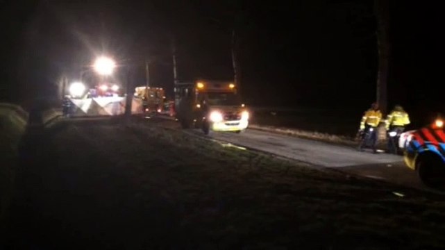 Beelden: Auto botst tegen boom in Zoutkamp - RTV Noord