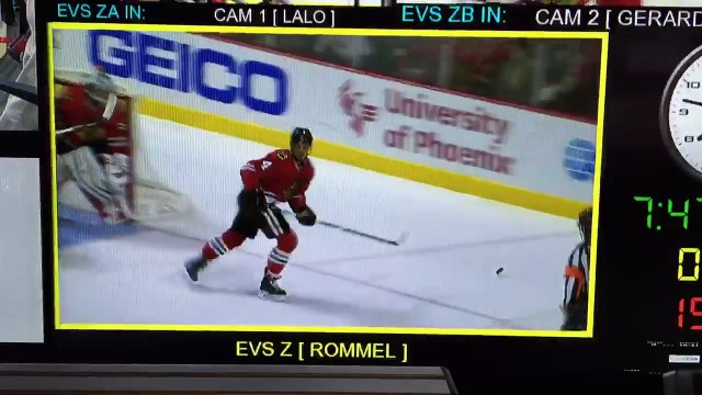 Hockey sur glace - Une supportrice des Chicago Blackhawks touchée par une vitre volante