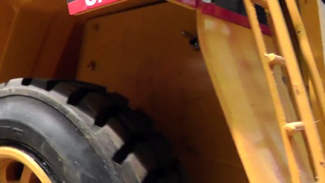 RC CAT 777D VS. Kumatsu WA 600-6 BIG RC WHEEL LOADER