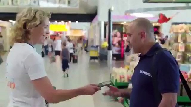 Una hostess a bordo di un aereo ritrova il cellulare di un passeggero, dimenticato a bordo.