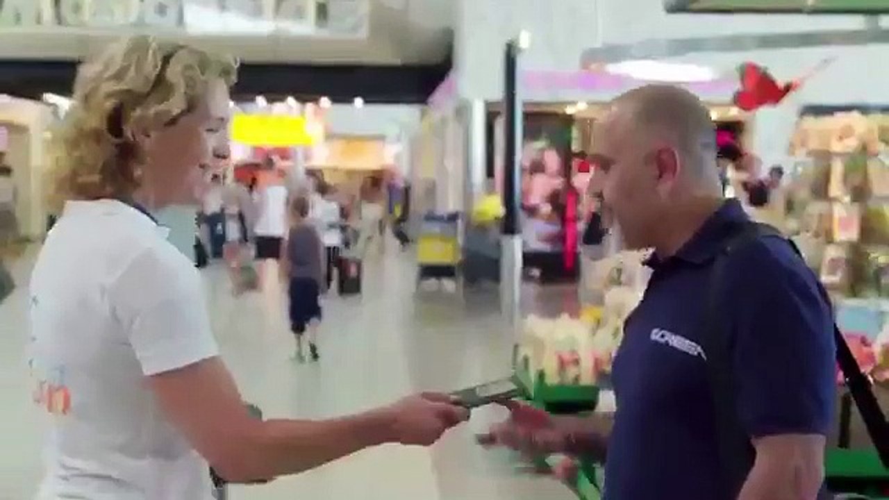 Una hostess a bordo di un aereo ritrova il cellulare di un passeggero, dimenticato a bordo.