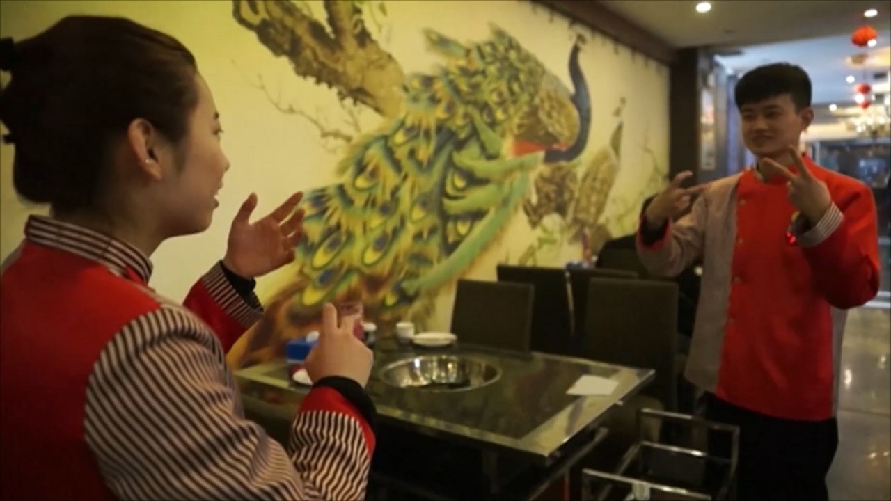 مطعم صيني يوظف عمالا من الصم والبكم