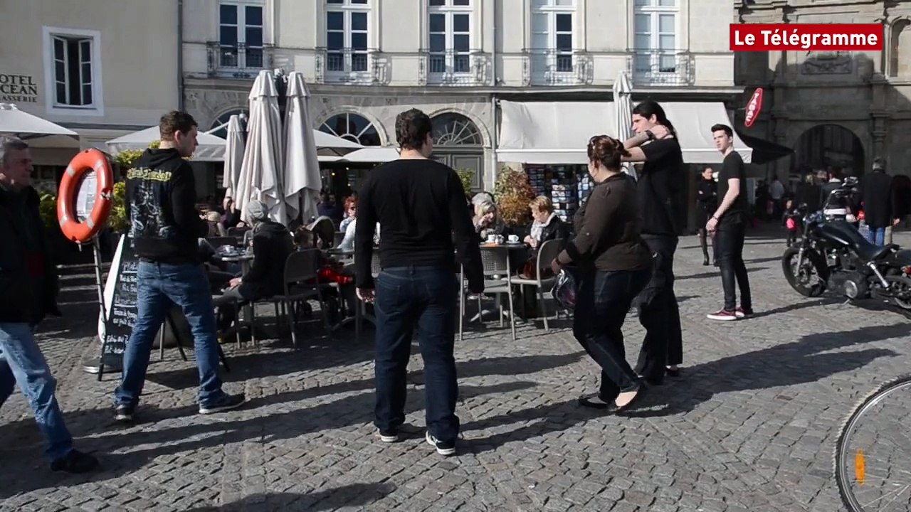Vannes. Du monde sur le port