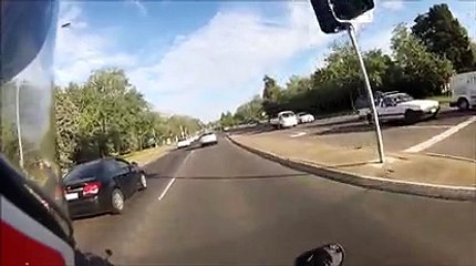 Se faire rentrer dedans à moto...
