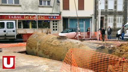 Les cuves de l'ancienne station-service de Revin sorties de terre par une grue
