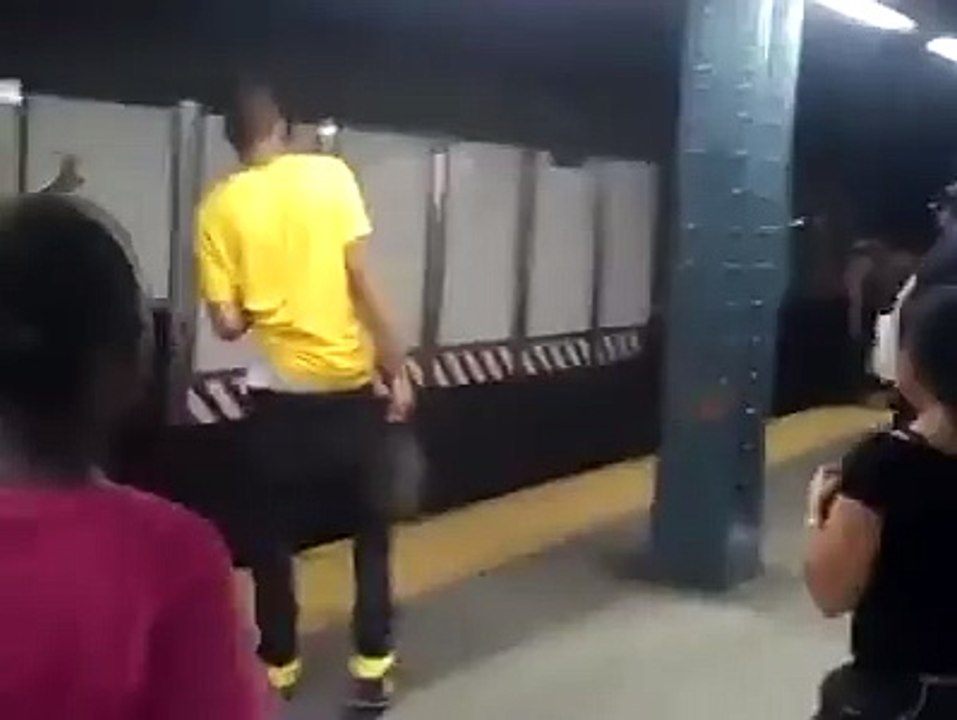 Heroic - Brave New Yorker Saves A Girl From Committing Suicide