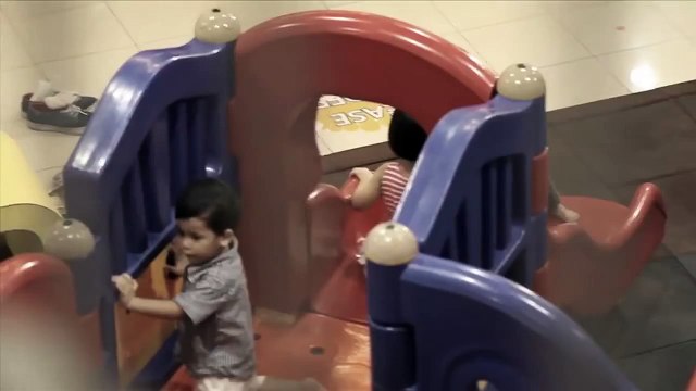 Des enfants attirés par un homme avec une sucette