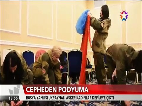 Ukraynalı kadın askerler podyuma çıktı