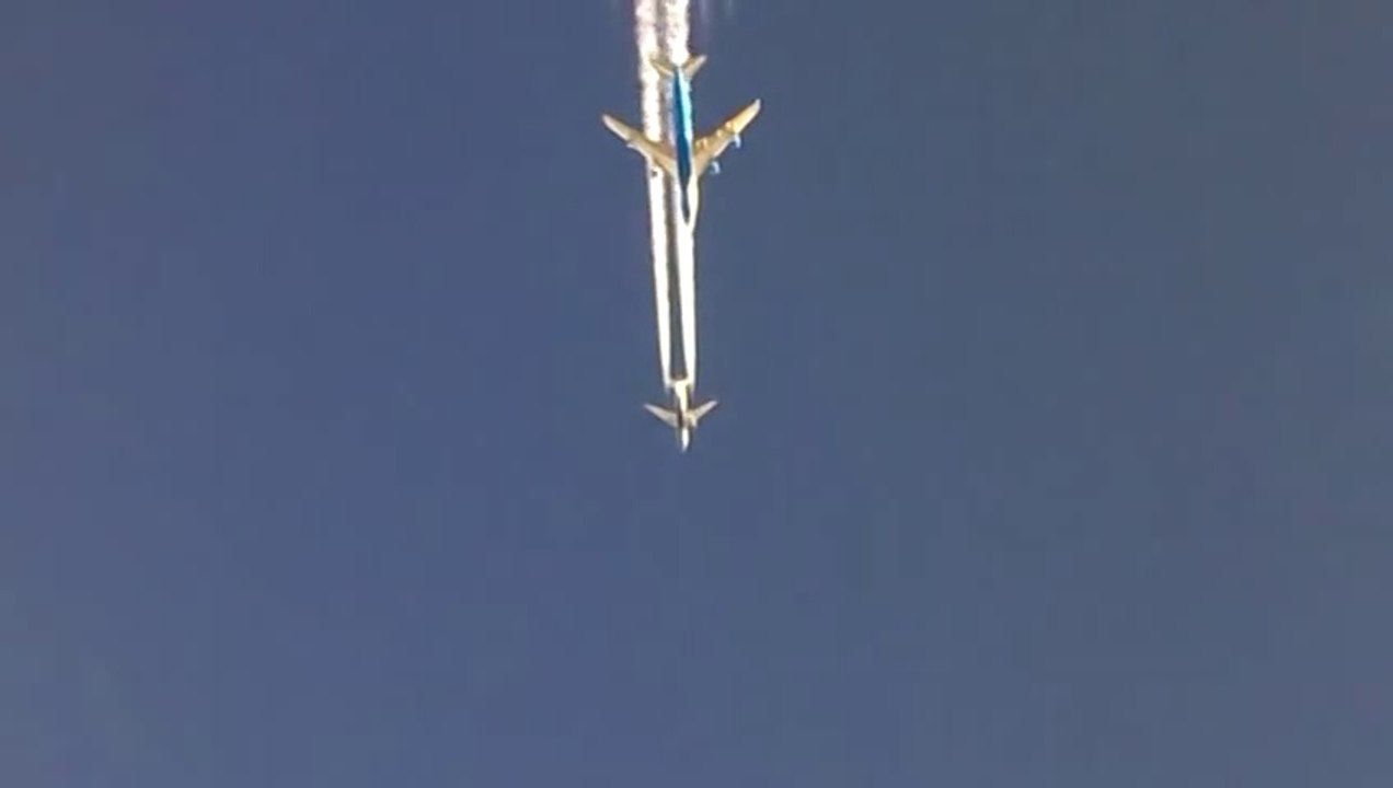 Airplane race : Boeing 747 overtaking a Boeing 737 over Bagdad