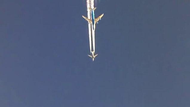 Airplane race : Boeing 747 overtaking a Boeing 737 over Bagdad