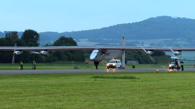 Décollage du Solar Inpulse 2