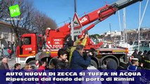 Giulietta nuova di zecca lasciata senza freno a mano si 'tuffa' nel porto di Rimini