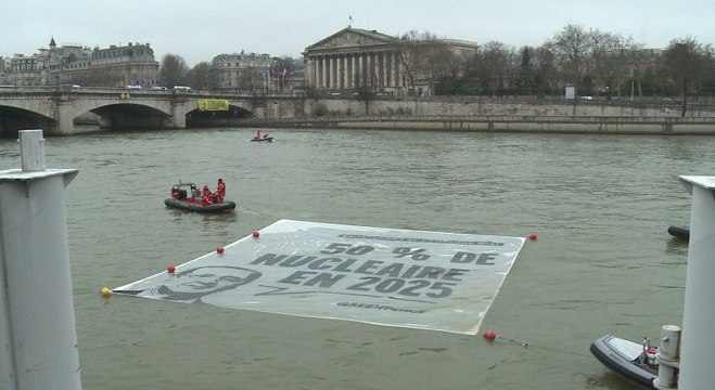 Nucléaire : Greenpeace déploie une banderole sur la Seine