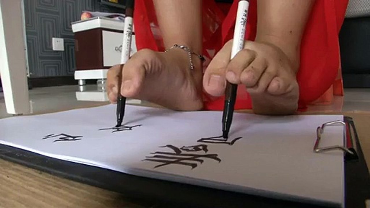 Dunya News - Woman Writes With Hands and Feet Simultaneously