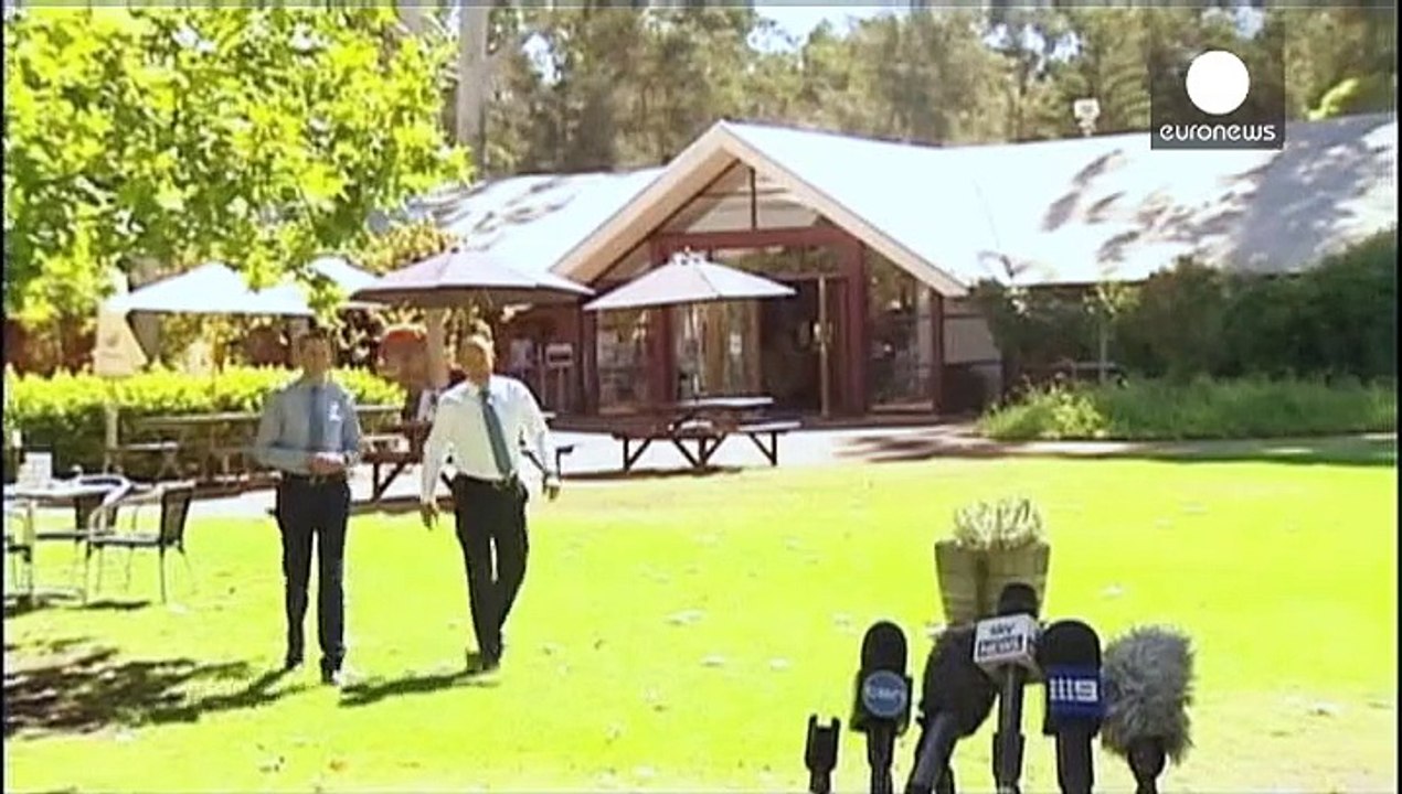 Australia: Abbott vows ISIL crackdown after teen 'recruits' are stopped at Sydney airport