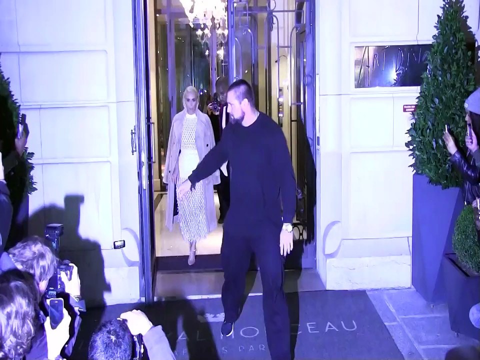 Lady Gaga : elle dévoile ses photos du défilé Balenciaga sur Instagram (photos)