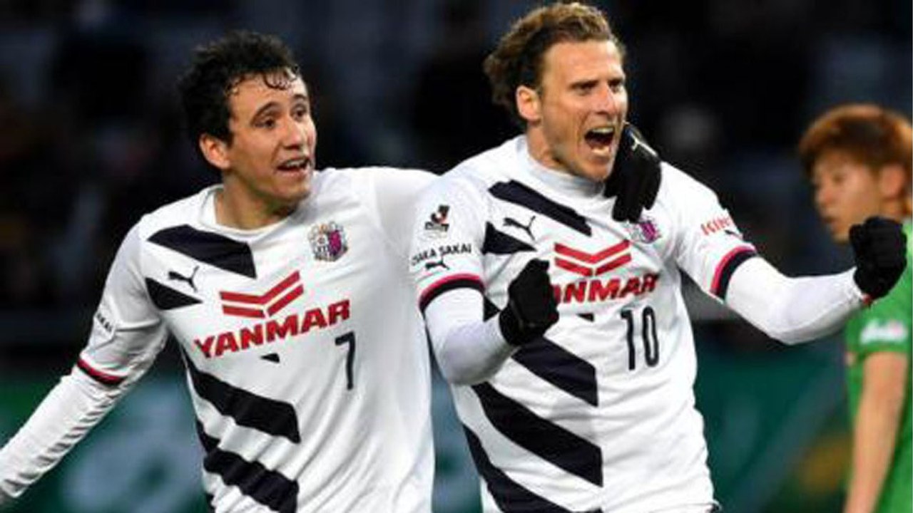 Le petit bijou de l'inusable Diego Forlan !