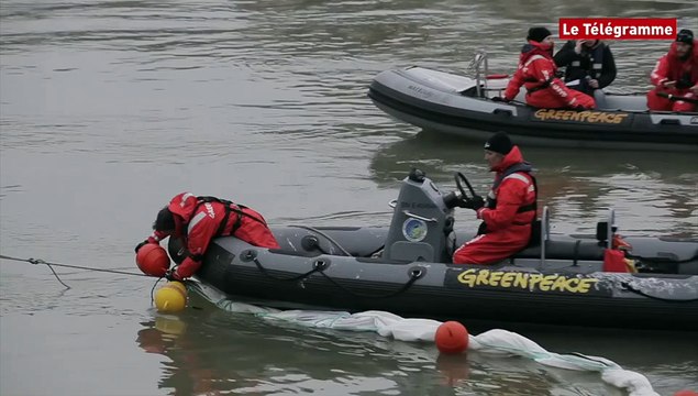Paris. Les militants de Greenpeace sur la Seine pour sauver la loi de Transition Energétique