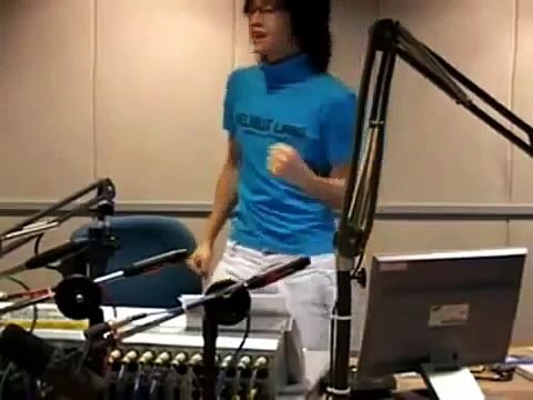 Jang Geun Suk dancing Its Raining 2007