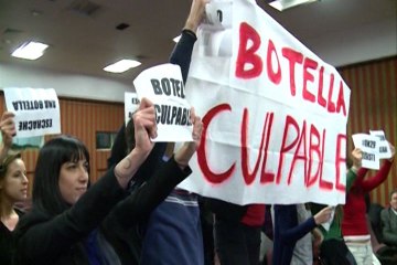 Una veintena de personas boicotean un acto de Botella