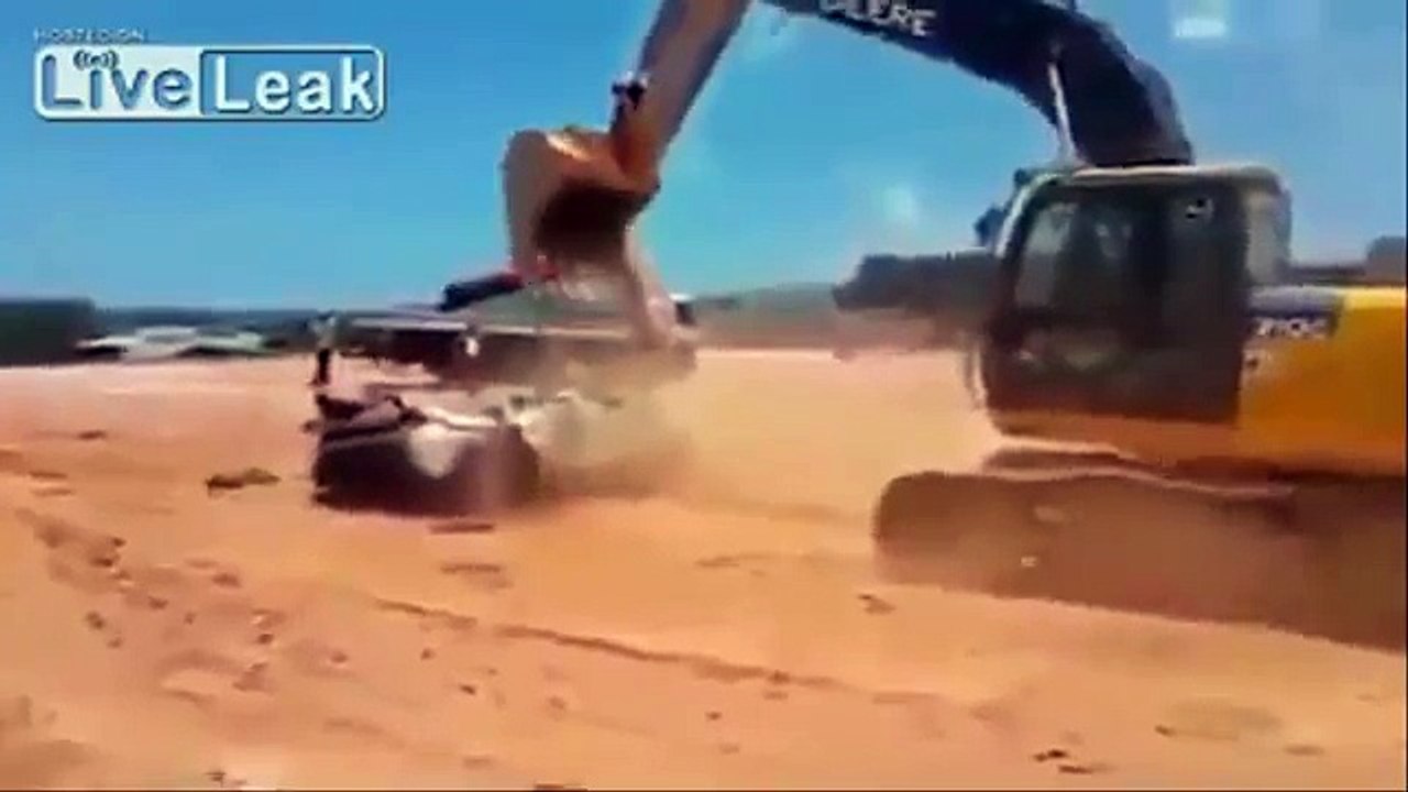 Sudanese worker destroys sponsor's car due to delay in workers' salaries