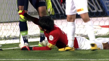 Japon - Le gardien met K.O 2 joueurs sur une sortie