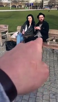 Toucher la barbe des gens