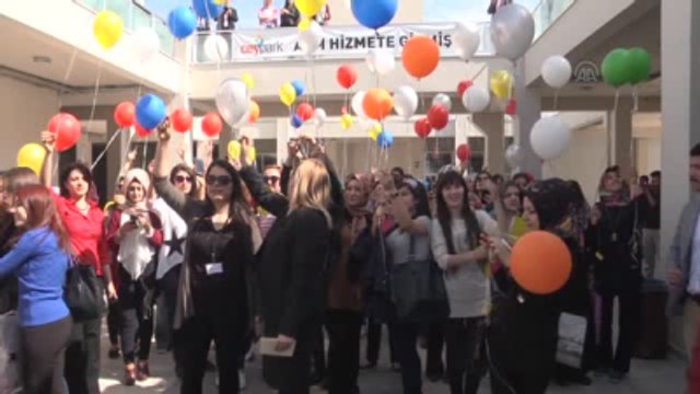 Kadına Şiddete Karşı Dilek Balonu Uçurdular