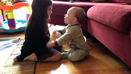 Maman capture un moment tendre entre ses enfants.