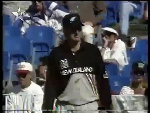 SACHIN Tendulkar 'KISSED' by a Fan ON THE Cricket FIELD, Very FUNNY !! Must WATCH