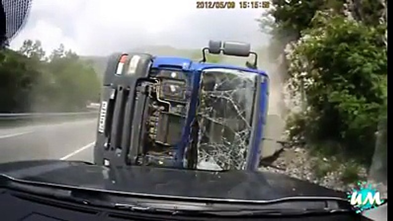 road accidents due to ice ( by ewallbuzz.com )