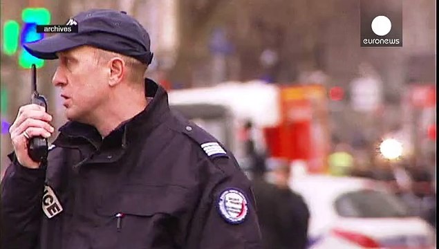 C'è anche una gendarme tra gli arrestati per gli attentati di gennaio a Parigi.