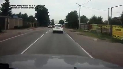 Il explose le téléphone du conducteur qui vient de lui rentrer dedans