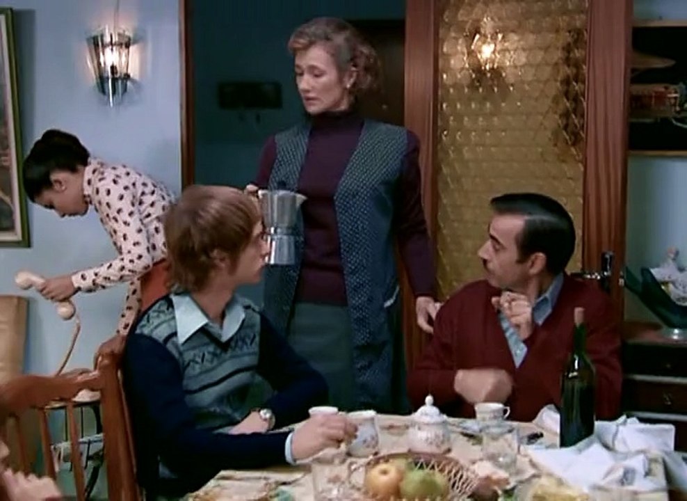 Cuéntame Cómo Pasó - 1x16 "Entre beso y beso, terremoto"