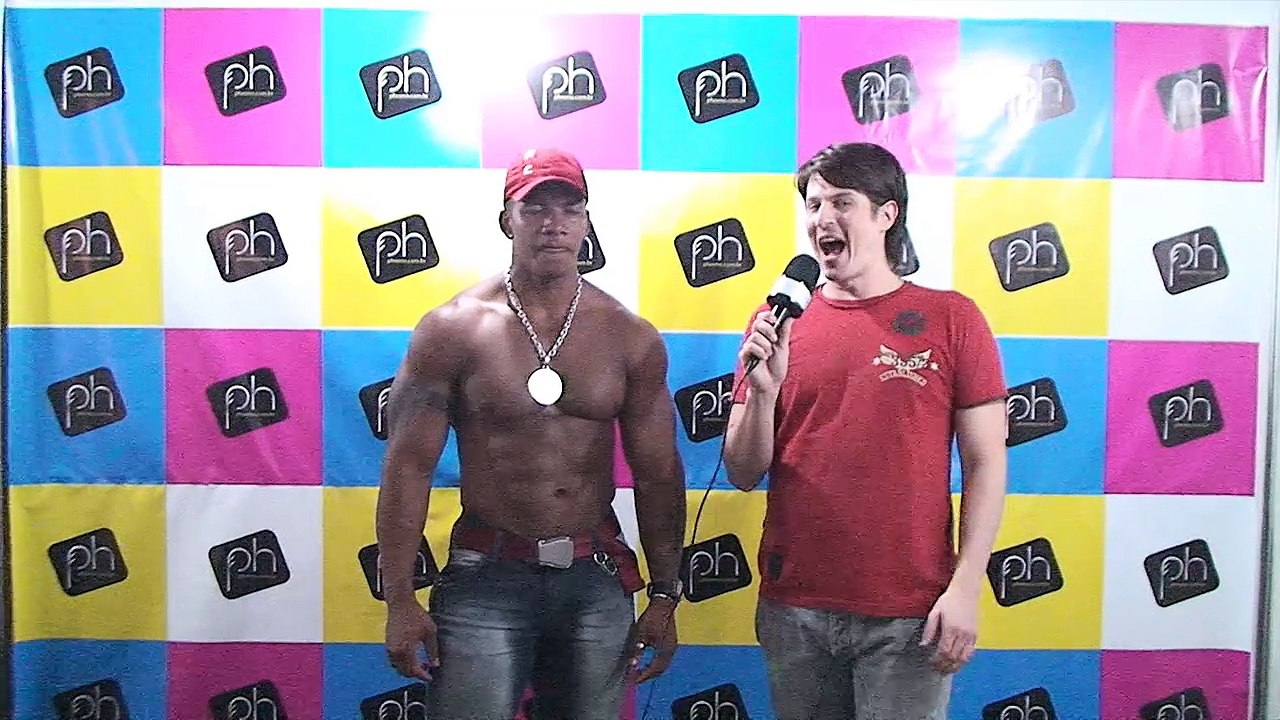 Stripper fala sobre polêmica do dote de 35 centímetros @ Expo Rainbow 2012 - Pheeno TV