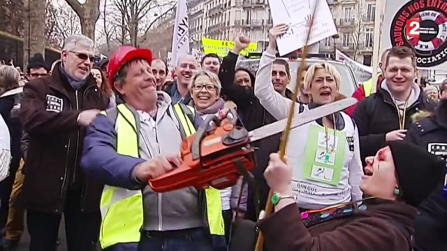 Artisans, entrepreneurs et commerçants dans la rue pour condamner leur régime social