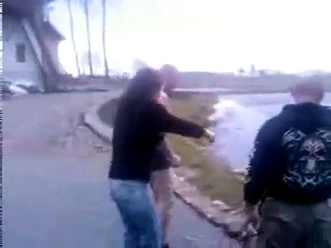 Un petit plongeon dans un lac complètement gelé