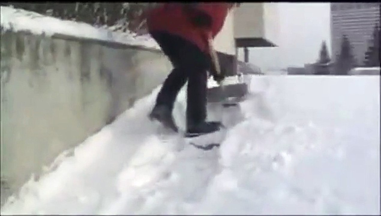 Un chemin dans la neige totalement impraticable