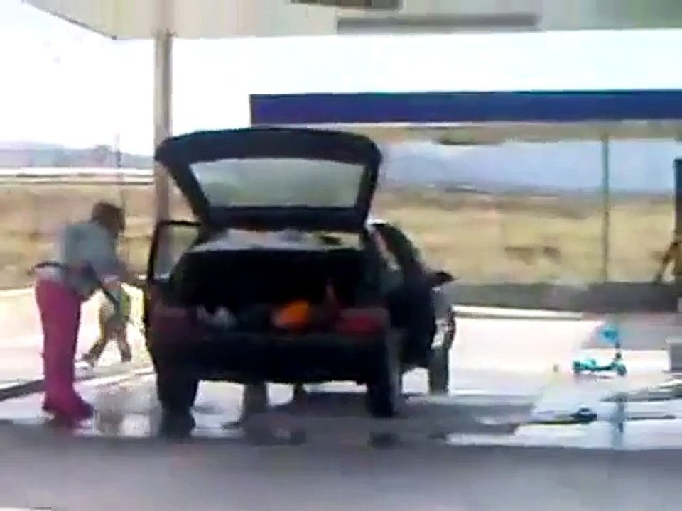 Une blonde lave entièrement sa voiture