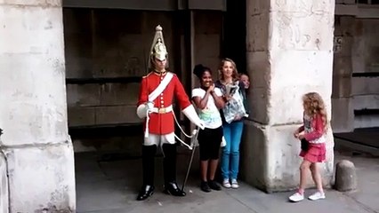 Un garde anglais qui perd la tête...