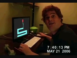 Un gros monsieur effrayé par son ordinateur