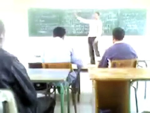 Un prof qui perd les pédales en plein cours