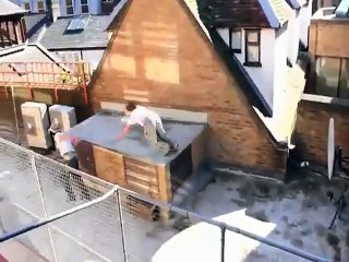 Deux mecs font de la ville un terrain de jeu