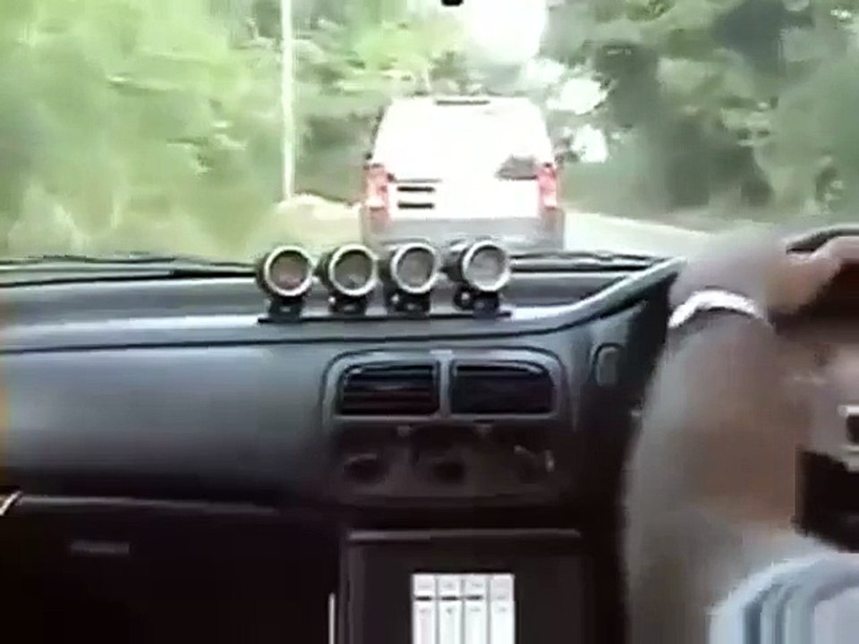 Regis se fait remorquer par un 4x4