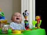 Un bébé à peur quand sa maman se mouche