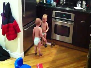 Deux bébés jumeaux se parlent : Dadadadada