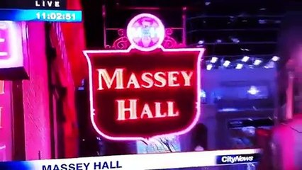 La journaliste avec une belle crotte de nez