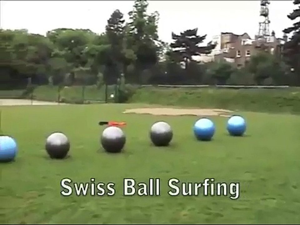 Faire du surf avec des boules de gym