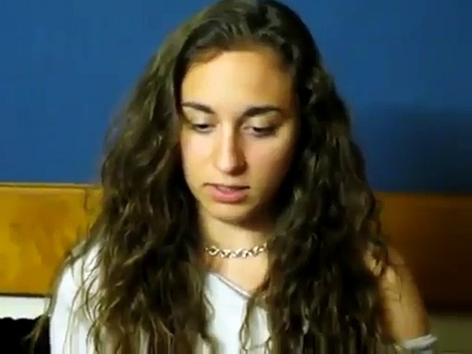 Une femme imite trop bien les animaux