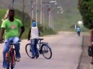 Un brézilien complètement bourré marche à coté de son vélo